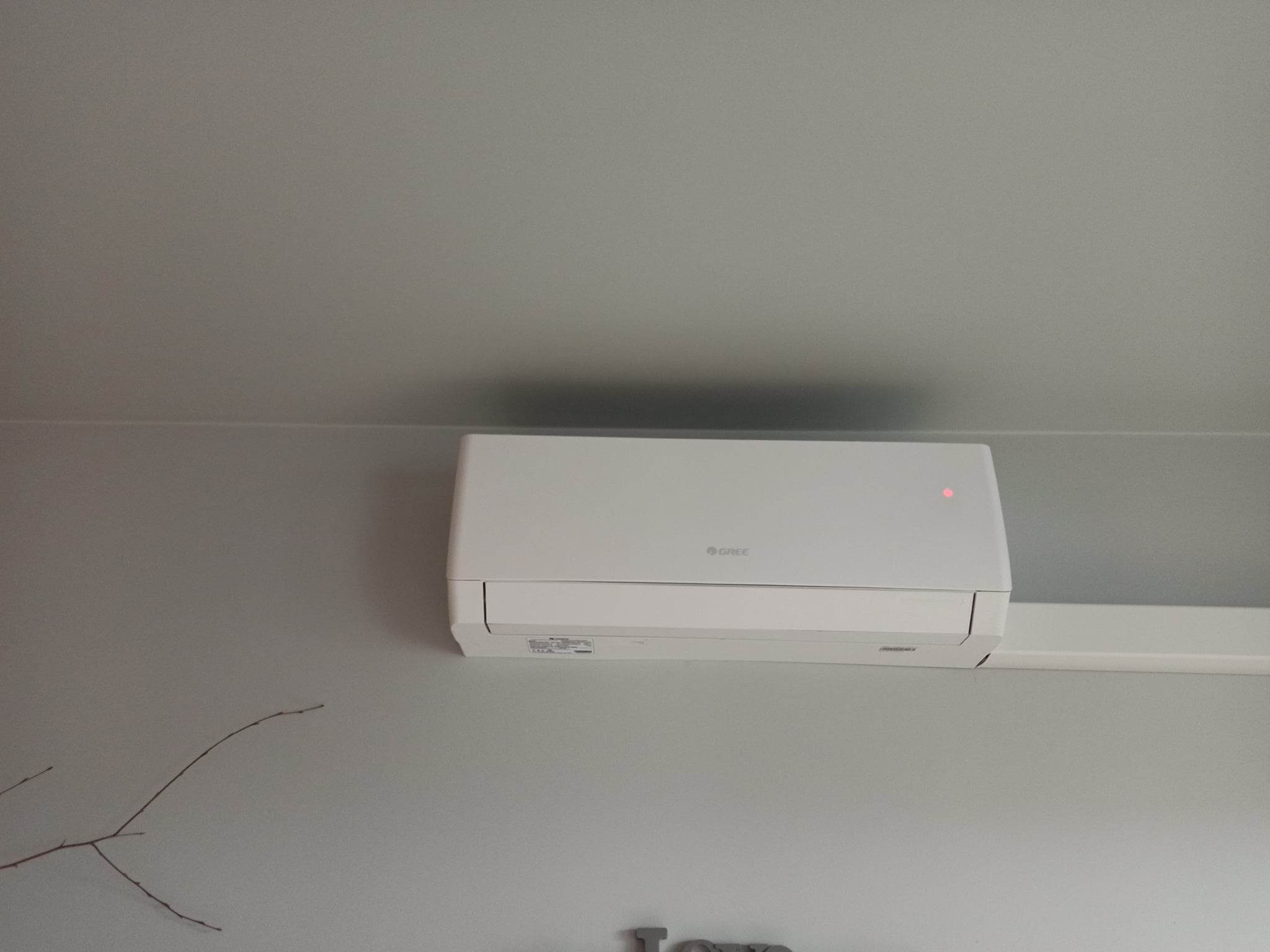 Klimatyzator ścienny Gree w jasnym wnętrzu