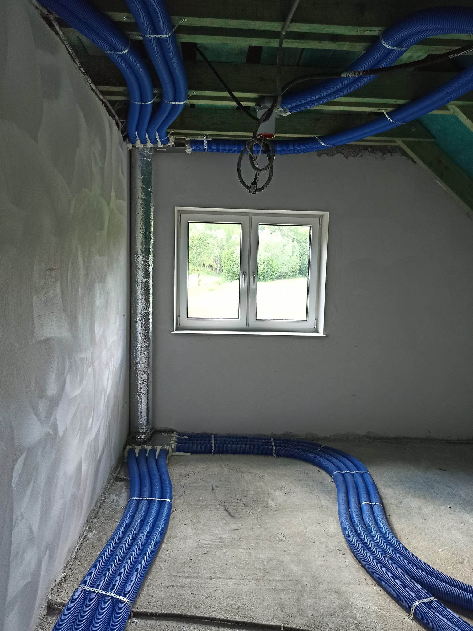 Instalacja rekuperacji – przewody rozprowadzone na poddaszu